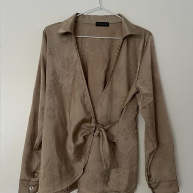 Chemisier beige cache-cœur en satin