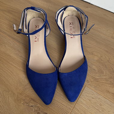 Blue pointed heels