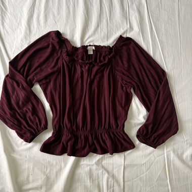 Blouse bordeaux avec manches bouffantes