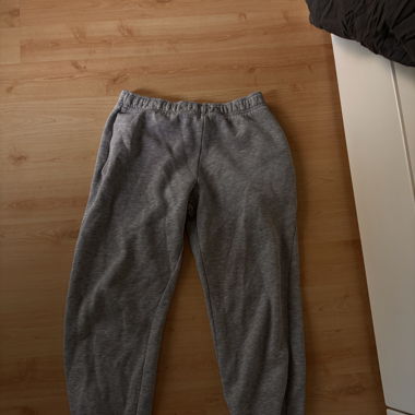 Grauer Jogginganzug