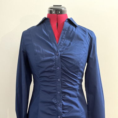 Blaue Bluse, gerüscht