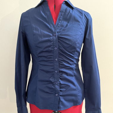 Blaue Bluse, gerüscht