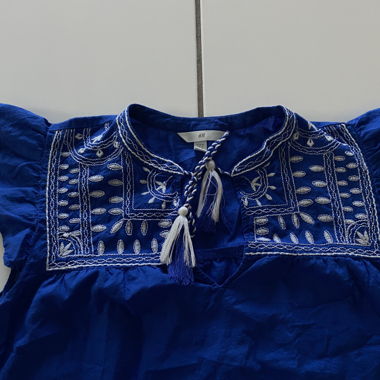 Top blu ricamato
