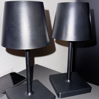 Paar schwarze Tischlampen