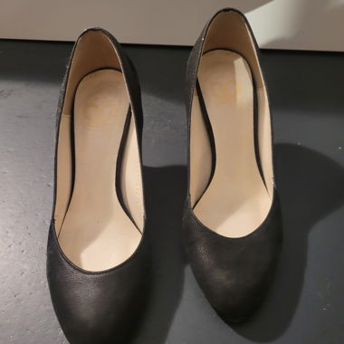 Schwarze High-Heel-Pumps mit Glitzer / Schimmer