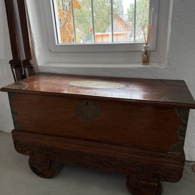 Baule su ruote con finiture in ottone 