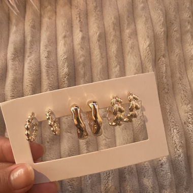 Drei Kleine goldene Ohrringe