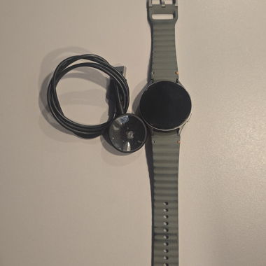 Montre connectée Galaxy Watch 7 avec chargeur