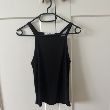 black basic top