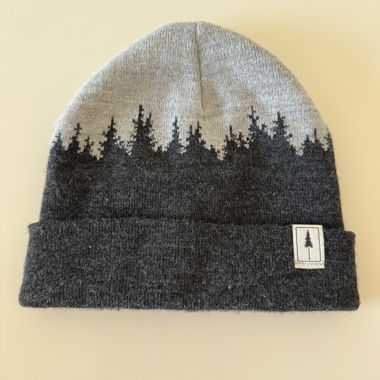 Cappellino in maglia con motivo da bosco