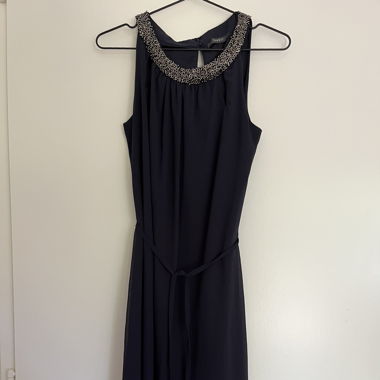 Kleid mit Verzierung am Kragen