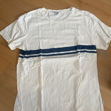 Weisses T-Shirt mit blauen Streifen