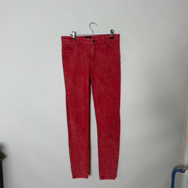 Rote Cordhose
