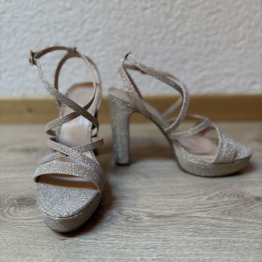 Glitzernde Sandalen mit Absatz
