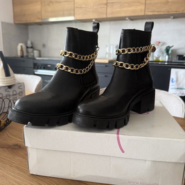 Bottes noires avec chaines dorées