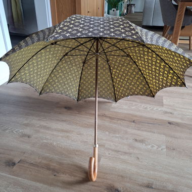 LOUIS VUITTON grosser Regenschirm 