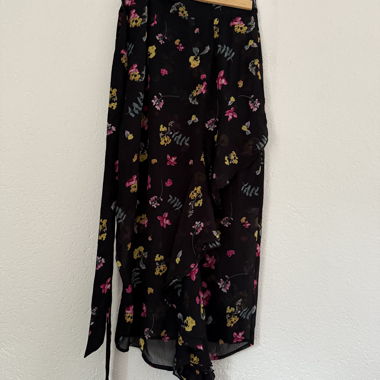 Jupe portefeuille fleurie noire
