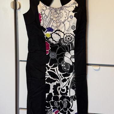 Robe mi-longue, découpe fleurs et noir