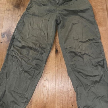 Grüne Parachute Hose