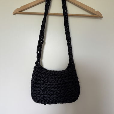 Borsa a tracolla nera all’uncinetto