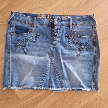 Gonna di jeans con ricamo