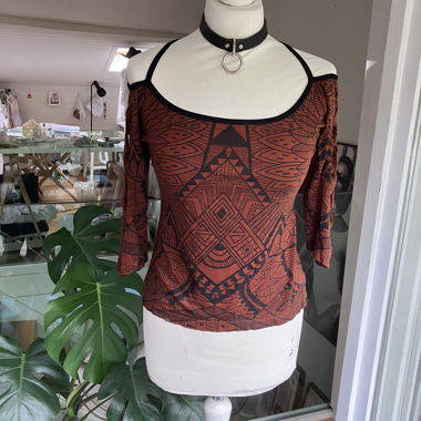 Tribal pattern Oberteil mit „geflochtenem“ rücken 