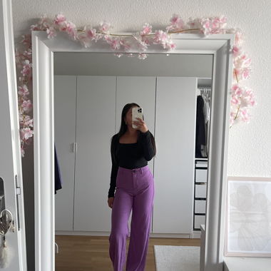 Pantaloni a vita alta lilla di Bershka