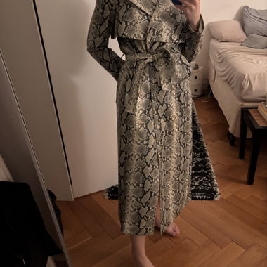 Langer Trench mit Schlangenprint von Bruuns Bazaar