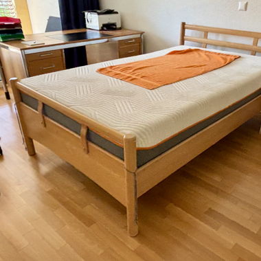 Einzelbett mit Lattenrost – schlicht und stabil
