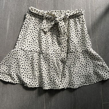 Jupe à pois avec ceinture