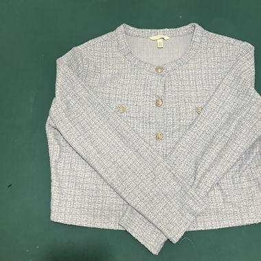 Veste élégante bleu clair avec boutons