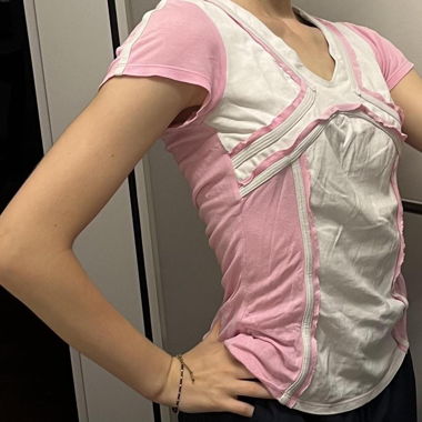 T-shirt rose et blanc mignon et sportif