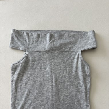 Dezentes graues Off-Shoulder-Top