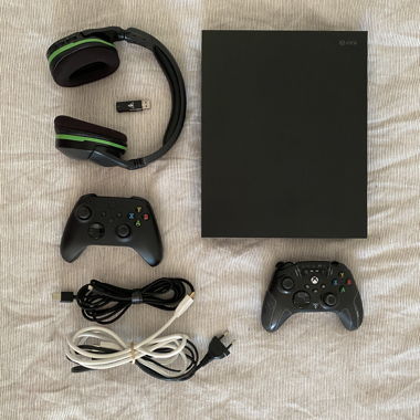Xbox One X con accessori