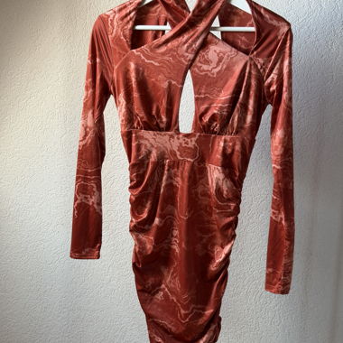 Robe en satin rouge avec découpes