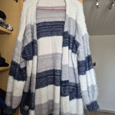 Veste en tricot duveteuse à rayures