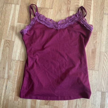 Top in pizzo rosso