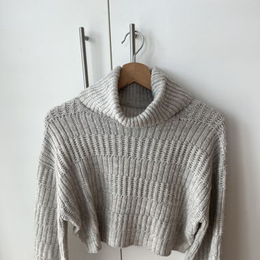 Grauer Rollkragenpullover