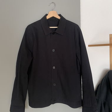 Dunkelblaue Jacke mit Knopfleiste