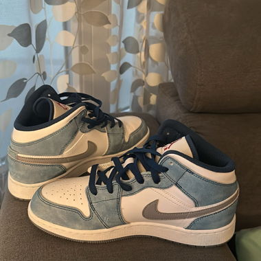 Jordan 1 mid French Blue