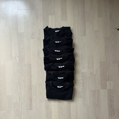 T-shirt neri Uniqlo U, 7 pezzi
