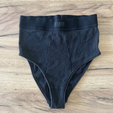Slip nero a vita alta di Skims