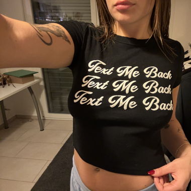 text me back😾 black baby tee