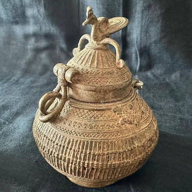 Antico contenitore in bronzo
