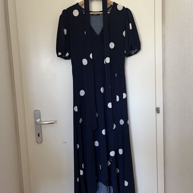 Langes Kleid mit Punkten
