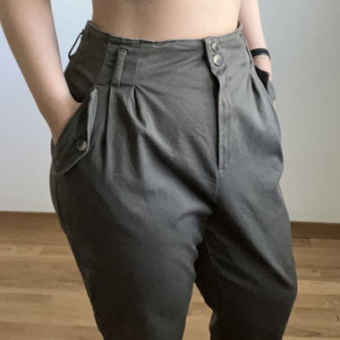 Weite dunkelgrüne Hose
