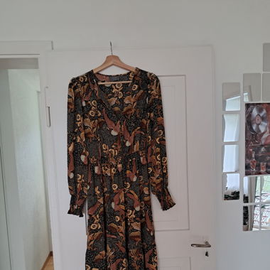 Langärmliges Sommerkleid mit V-Ausschnitt