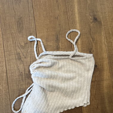 Beige Top mit Bändeln an den Seiten