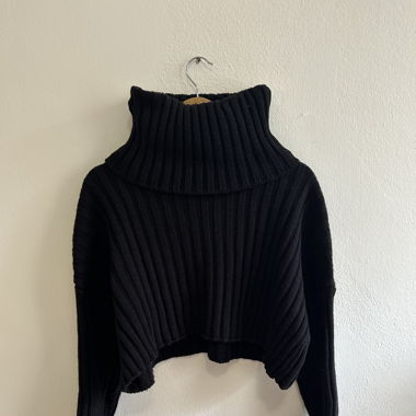 High neck cropped sweater 