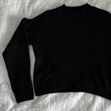 Schwarzer Pullover